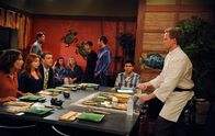 How I Met Your Mother – Barney (Neil Patrick Harris, r.) ist eine ganz besondere Wette eingegangen. Marshall (Jason Segel, 3.v.l.), Lily (Alyson Hannigan, 2.v.l.) Ted (Josh Radnor, 2.v.r.) und Robin (Cobie Smulders, l.) sind gespannt, ob er diese gewinnt ...