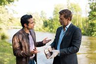 Die Rosenheim-Cops – Die Kommissare Kaya (Baran Hęvî, l.) und Hansen (Igor Jefti?, r.) entdecken am Tatort Hansens Portemonnaie.