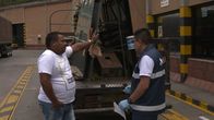 Grenzschutz Südamerika – Colombia - Officer stops a driver to inspect his truck. (Omava LLC)