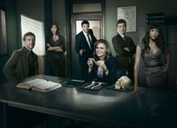 Bones - Die Knochenjägerin – (5. Staffel) - (v.l.n.r.) Dr. Hodgins (T.J. Thyne); Angela (Michaela Conlin); Booth (David Boreanaz); Dr. Brennan (Emily Deschanel); Sweets (John Francis Daley); Saroyan (Tamara Taylor)