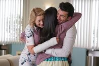 Jane the Virgin – (v.li.) Yael Grobglas (Petra Solano), Gina Rodriguez (Jane Gloriana Villanueva), Justin Baldoni (Rafael Solano).