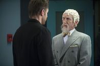 Community – Als Jeff (Joel McHale, l.) sieht, wie Pierce von seinem überheblichen Vater (Larry Cedar, r.) kontrolliert wird, wirft er ihm vor, ein schlechter Vater zu sein. Plötzlich bricht Cornelius zusammen ...