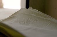 Stadt Land Kunst – Dank des Wassers aus dem Apennin nahm in der Stadt Fabriano vor fast 800 Jahren eine der wichtigsten Erfindungen des Mittelalters ihren Anfang: die westliche Papierherstellung.