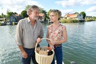 Das Traumschiff – Zara Svensson (Barbara Prakopenka) hat sich unsterblich verliebt. Doch ihr Vater Jarl (Rolf Kanies) ist mit der Lebenseinstellung des Auserwählten nicht glücklich.