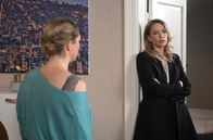 Rote Rosen – Amelie (Lara-Isabelle Rentinck, r.) beschließt, Lüneburg den Rücken zu kehren (mit Jelena Mitschke, l.).