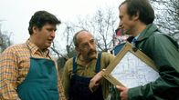 Löwenzahn Classics – Peter Lustig (M.) und sein Nachbar (Helmut Krauss, l.) streiten sich: Wo verläuft die Grenze zwischen ihren Grundstücken? Und wo lässt sich der Zaun setzen?