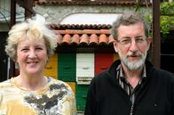 GEO Reportage – Marija Sivec (li.) und Dusan Zunko haben sich auf die Produktion von Bienenvölkern spezialisiert. In einem guten Jahr verkaufen sie 400 Kolonien.