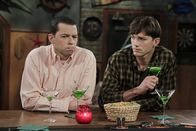 Two and a Half Men – L-R: Alan (Jon Cryer) und Walden (Ashton Kutcher)