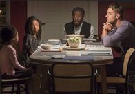 This Is Us - Das ist Leben – Verbringen einen Abend miteinander, während Beth und Randall gemeinsam ausgehen: William (Ron Cephas Jones, 2.v.r.), Kevin (Justin Hartley, r.), Annie (Faithe Herman, l.) und Tess (Eris Baker, 2.v.l.) ...