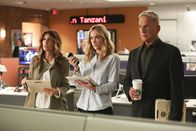 Navy CIS – Quinn (Jennifer Esposito, l.), Bishop (Emily Wickersham, M.) und Gibbs (Mark Harmon, r.) tun alles in ihrer Macht Stehende, um Kongressabgeordnete Flemming, die bedroht wird, zu beschützen. Denn der Unbekannte scheint seine Drohungen äußerst ernst zu meinen ...