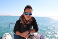 Spuren verlorener Städte mit Albert Lin – Akkon, Israel - Dr. Albert Lin auf einem Schnellboot außerhalb des Hafens von Akkon, Israel. (Blakeway Productions/National Geographic)