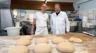 Der Vorkoster – Bäckermeister Torsten Woeste (l.) lässt Björn Freitag bei der handwerklichen Herstellung von Aufbackbrötchen mit anpacken.