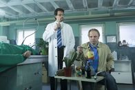 Switch Reloaded – Zwischen eingelegten Embryos und abgedeckten Leichen richtet sich Kommissar Thiel (Martin Klempnow, r.) ein neues Zuhause ein. Sein Vermieter Boerne (Max Giermann, l.) hat ihm wegen Eigenbedarf gekündigt, jetzt soll er es sich in dessen Pathologie gemütlich machen ...