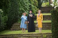 Father Brown – Auf der Rückfahrt von einem Gesangswettstreit sind Mrs. McCarthy (Sorcha Cusack, l.), Father Brown (Mark Williams, M.) und Lady Felicia (Nancy Carroll, r.) auf der Suche nach einem Hotel. Dabei verirren sie sich in ein opulentes Freudenhaus.