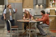 Two and a Half Men – Sind sich nicht immer einig: Berta (Conchata Ferrell, l.), Jenny (Amber Tamblyn, M.) und Walden (Ashton Kutcher, r.) ...