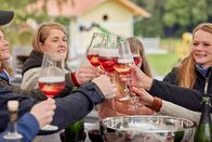 Landfrauenküche – Die Landfrauen beim Sekt öffnen/einschenken/anstoßen.