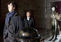 Sherlock – rbb Fernsehen SHERLOCK - DER BLINDE BANKER, "Sherlock - The Blind Banker" Uhr. Noch ahnen Sherlock Holmes (Benedict Cumberbatch, li.) und Dr. John Watson (Martin Freeman) nicht, was antike Exponate aus China mit einem Serienmörder zu tun haben sollten.