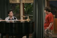 Two and a Half Men – Charlie Harper (Charlie Sheen, l.); Jake Harper (Angus T. Jones, r.)