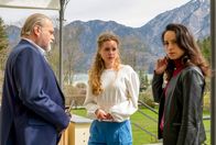 Der Alte – Richard Voss (Jan-Gregor Kremp, l.) und Annabell Lorenz (Stephanie Stumph, r.) erfahren von Caro Schaller (Klara Deutschmann, Mi.), dass die Tote sich von ihrem Freund trennen wollte.