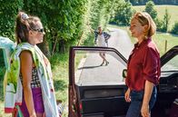 Zimmer mit Stall – Sophie (Aglaia Szyszkowitz) findet, dass Janine (Anna Thalbach, li.) von „Zecke“ (Gerdy Zint, hinten) ausgenutzt wird.
