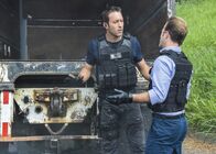 Hawaii Five-0 – Ein Fall, der es in sich hat, wartet auf Steve (Alex O'Loughlin, l.) und Danny (Scott Caan, r.) ...