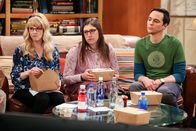 The Big Bang Theory – (v.li.) Melissa Rauch (Bernadette Rostenkowski-Wolowitz), Mayim Bialik (Amy Farrah Fowler), Jim Parsons (Sheldon Cooper).