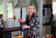 Agatha Raisin – Agatha Raisin (Ashley Jensen) ermittelt in einem Gutshaus, wo kürzlich ein wohlhabender Geschäftsmann ermordet wurde.