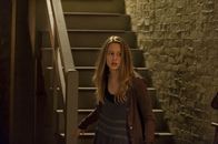 American Horror Story – Nachdem sie die Wahrheit über Tate erfahren hat, ist Violet (Taissa Farmiga) völlig durch den Wind. Wem kann sie noch vertrauen?; Nachdem sie die Wahrheit über Tate erfahren hat, ist Violet (Taissa Farmiga) völlig durch den Wind. Wem kann sie noch vertrauen?