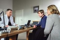 In aller Freundschaft – Susanne (Isabel Schosnig, re.) und Leonard Lorenz (Kai Ivo Baulitz, 2.v.re.) bitten Dr. Roland Heilmann (Thomas Rühmann, li.) um ein Medikament, um das Leid ihres 16-jährigen Sohnes Dominik zu verkürzen. Roland kann den Wunsch der Eltern verstehen, doch so weit darf er nicht gehen. Er verspricht den Eltern, dass Dr. Kathrin Globisch schmerztherapeutisch alles tun wird, um Dominik jegliches Leid zu ersparen.