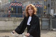 Lebowitz vs Lebowitz – Ist gezwungen, mit der neuen Frau ihres Ex-Mannes zusammenzuarbeiten: Rechtsanwältin Paule Lebowitz (Clémentine Célarié) ...