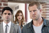 Der letzte Bulle – (3. Staffel) - Christine Wegner (Suzan Anbeh, M.) ist Fercherts neue PR-Assistentin: Ihr erster Auftrag lautet, ein Portrait über Mick (Henning Baum, r.) und Andreas (Maximilian Grill, l.) zu schreiben. Schon bald lässt sich die attraktive Blondine etwas einfallen, um Mick von ihren Qualitäten zu überzeugen ...