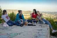 Eine gute Mutter – Coralie (Noémie Casari, li.) und Sabah (Sabrina Benhamed, 2.v.r.) feiern ihren neuen Job in der Escort-Branche, in der Anissa (Anissa Boubekeur, re.) bereits arbeitet. Ludivine (Saaphyra, 2.v.l.) vermittelt die Frauen ihrer Tante, die das Geschäft betreibt