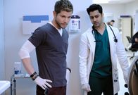 Atlanta Medical – Dr. Conrad Hawkins (Matt Czuchry, l.); Dr. Devon Pravesh (Manish Dayal, r.)