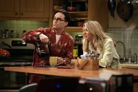 The Big Bang Theory – Sheldon will herausfinden, warum sich Elektronen beim Durchqueren einer Graphen-Schicht so verhalten, als hätten sie keine Masse. Dieses Problem raubt ihm sowohl den letzten Nerv als auch den Schlaf. Leonard (Johnny Galecki, l.) und Penny (Kaley Cuoco, r.) können es nicht fassen ...