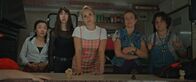 Derby Girl – Ein Polizist findet heraus, dass Harry Pod'Couilles (Yilin Yang, l.), Absinthe-ni-touche (Suzanne de Baeque, 2.v.l.), Lola Bouvier (Chloé Jouannet, M.), Booby Mercury (Allison Chassagne, 2.v.r.) und Marie-Josée (Salomé Diénis Meulien, r.) in einem Food-Truck nach Paris fahren. Können ihm die Derby Girls entkommen?