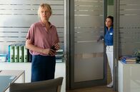 In aller Freundschaft – Pflegedienstleiterin Arzu Ritter (Arzu Bazman, re.) erkundigt sich bei Dr. Ina Schulte (Isabell Gerschke, li.), ob sie sie noch irgendwie unterstützen kann. Die beiden bieten am nächsten Tag werdenden Vätern einen Vorbereitungskurs an, den Ina anscheinend erst für die darauffolgende Woche in Erinnerung hat.