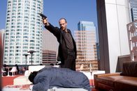 Crank – Als Treffpunkt für den Deal mit Verona soll das Dach eines Hochhauses dienen. Chev (Jason Statham) ist nicht alleine gekommen und Auge in Auge mit seinem Widersacher kommt es zum Showdown...
