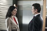 Ringer – Andrew Martin (Ioan Gruffudd, r.) teilt Olivia (Jaime Murray, l.) mit, dass er Bridget, die er nach wie vor für Siobhan halt, erneut heiraten möchte, sozusagen als Liebesbeweis.