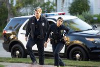The Rookie – Officer Nolan (Nathan Fillion) und Celina (Lisseth Chavez) nähern sich mit angespannter Vorahnung dem Haus des Verdächtigen und bleiben abrupt stehen, als sie eine merkwürdige Feststellung machen.