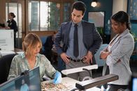 High Potential – Puzzleteile eines Verbrechens, v.li.: Kaitlin Olson als Morgan Gillory, Deniz Akdeniz als Lev Osman, Javicia Leslie als Daphne Forrester