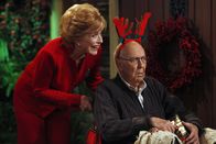 Two and a Half Men – Zum Fest der Liebe, bringt Evelyn (Holland Taylor, l.) Marty (Carl Reiner, r.) mit, da sie sich dadurch ein gutes Immobiliengeschäft erhofft ...