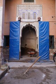 Xenius – Moderatoren Emilie Langlade und Gunnar Mergner gehen in Marokko der Frage nach, wie man mit einer geschickten Architektur die Hitze aus den Häusern fernhalten kann und müssen gleich mal bei Bauarbeiten mitmachen.
