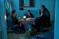 Heldt – Im Spukhaus machen es sich Heldt (Kai Schumann, l.), Grün (Timo Dierkes, r.) und Iggy (Kai Klima, M.) erst einmal mit Snacks, Bier und Limonade gemütlich.