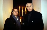 Kommissar Rex – Kommissar Moser (Tobias Moretti, l.) befragt das Oberhaupt der Sekte, Norton (David Cameron, r.), nach der Sekte und ihren Mitgliedern.