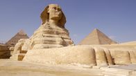 Die Pyramiden – Die Sphinx ist ein Mysterium. Es gibt noch immer unterschiedliche Ansichten darüber, welchem Pharao sie zuzuordnen ist.