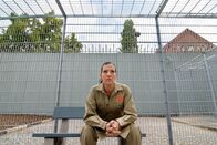 Hinter Gittern - Der Frauenknast – Walter (Katy Karrenbauer) hat ihre Zeit im Schutzbereich, dem "Käfig", abzusitzen.