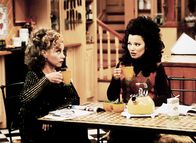 Die Nanny – Fran (Fran Drescher, re.) erzählt ihrer Freundin Val (Rachel Chagall), dass ihr Psychologe herausgefunden hat, dass sie eine Affinität zu zurückweisenden Männern hat. Wer könnte damit wohl gemeint sein?