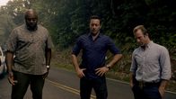 Hawaii Five-0 – Müssen den Mord an einem Kopfgeldjäger aufklären: Steve (Alex O'Loughlin, M.), Danny (Scott Caan, r.) und Grover (Chi McBride, l.) ...