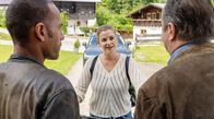 Watzmann ermittelt – Jerry Paulsen (Peter Marton, l.) und Benedikt Beissl (Andreas Giebel, r.) sind überrascht Johanna (Ines Lutz, 2.v.l.) vor der Kosmetik-Oase anzutreffen.