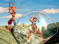 Antz – Prinzessin Bala muss Z aus einem Wassertropfen befreien.